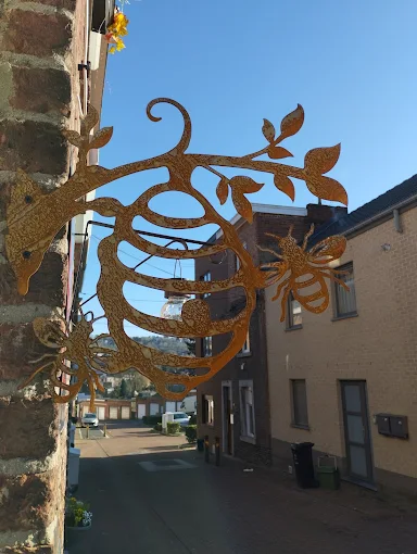 enseigne de ma millerie en acier corten, représentant un nid d'abeille sauvage