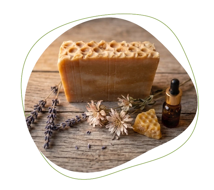 Savon de miel posé sur une table en bois, associée à des fleurs